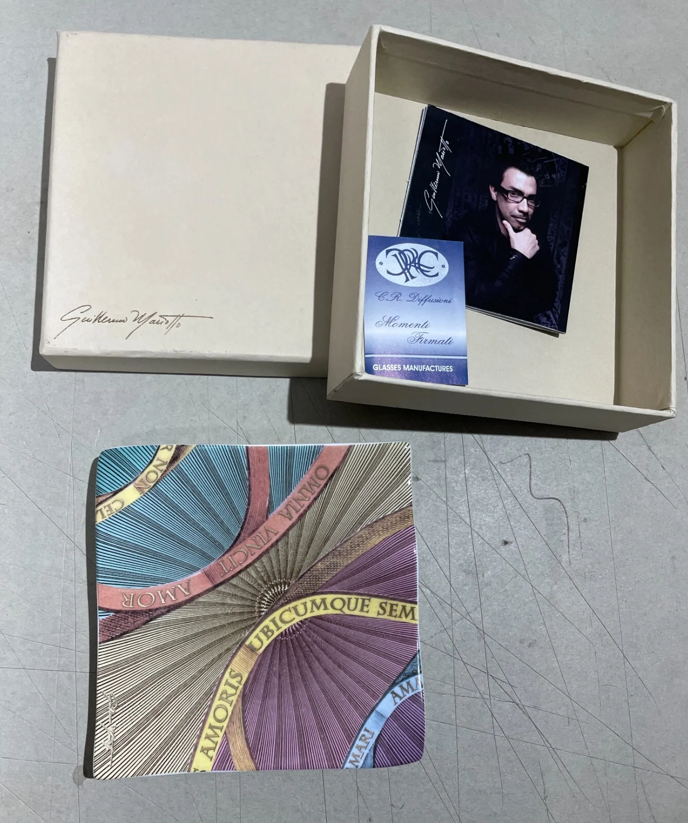 Guillermo Mariotto: Piattino Decorativo "omnia Vincit Amor" in Porcellana