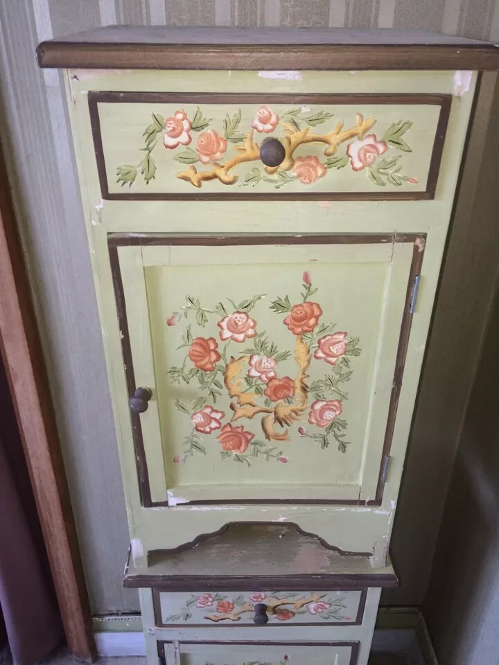 Coppia Di Comodini Con Decori Floreali Dipinti, Da Restaurare