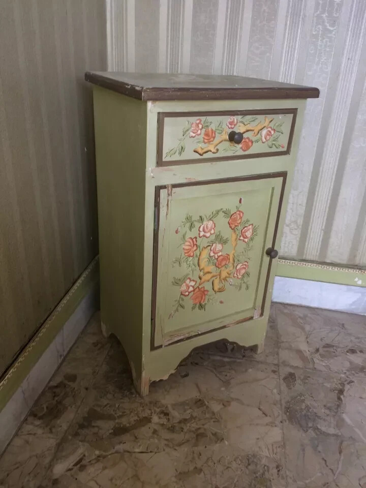 Coppia Di Comodini Con Decori Floreali Dipinti, Da Restaurare
