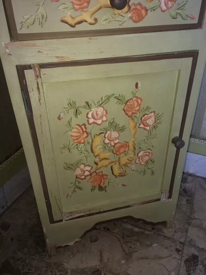 Coppia Di Comodini Con Decori Floreali Dipinti, Da Restaurare