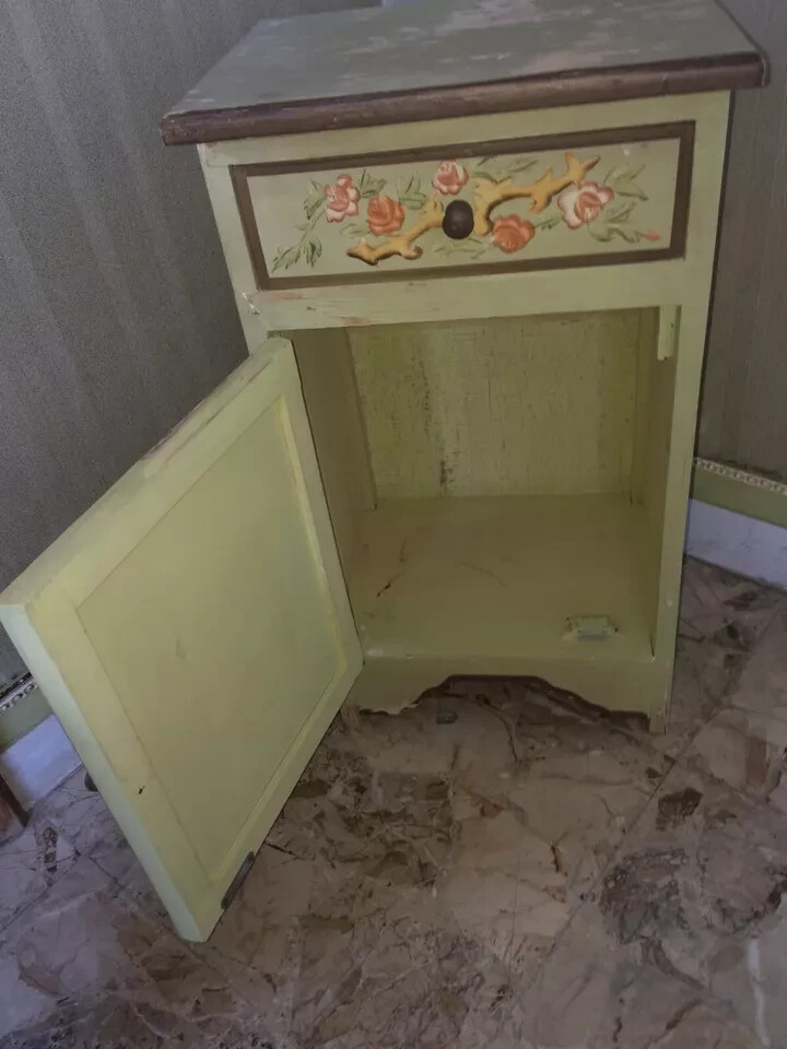 Coppia Di Comodini Con Decori Floreali Dipinti, Da Restaurare