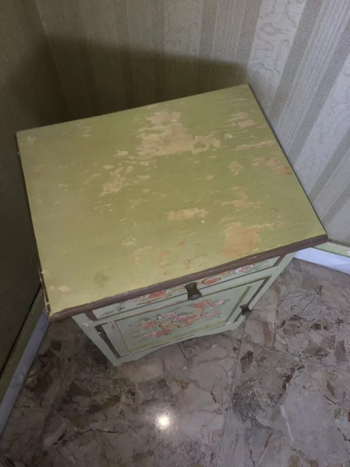 Coppia Di Comodini Con Decori Floreali Dipinti, Da Restaurare