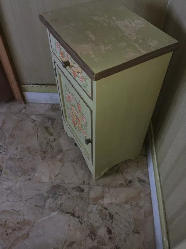 Coppia Di Comodini Con Decori Floreali Dipinti, Da Restaurare