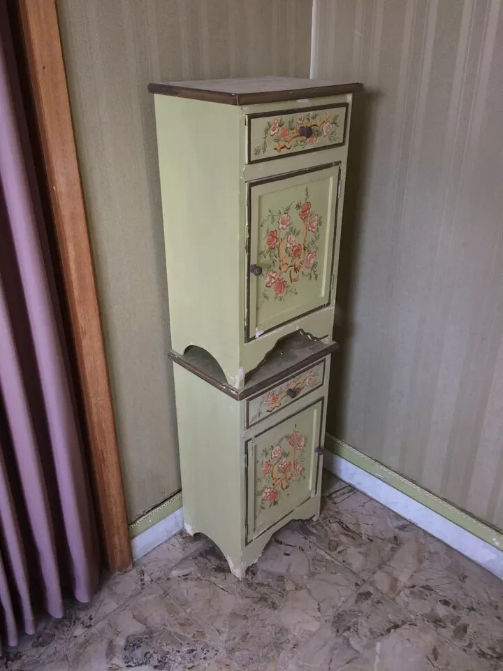 Coppia Di Comodini Con Decori Floreali Dipinti, Da Restaurare