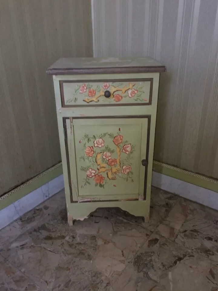 Coppia Di Comodini Con Decori Floreali Dipinti, Da Restaurare