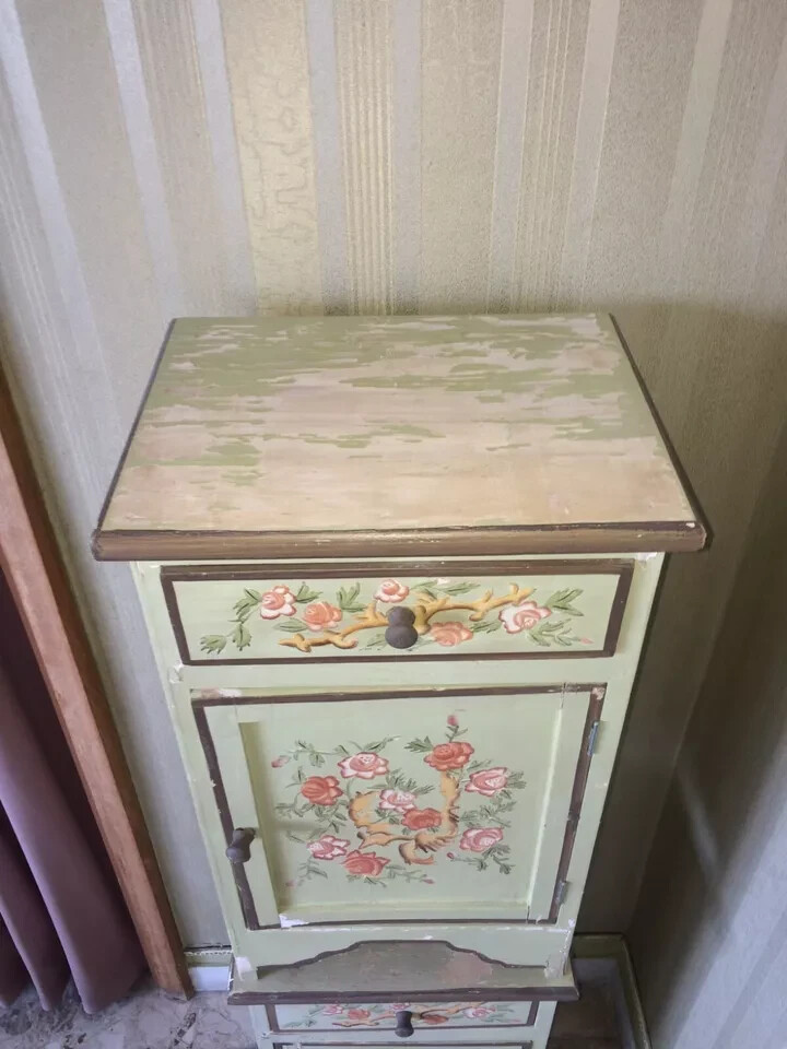 Coppia Di Comodini Con Decori Floreali Dipinti, Da Restaurare
