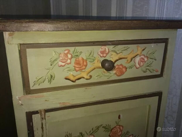 Coppia Di Comodini Con Decori Floreali Dipinti, Da Restaurare