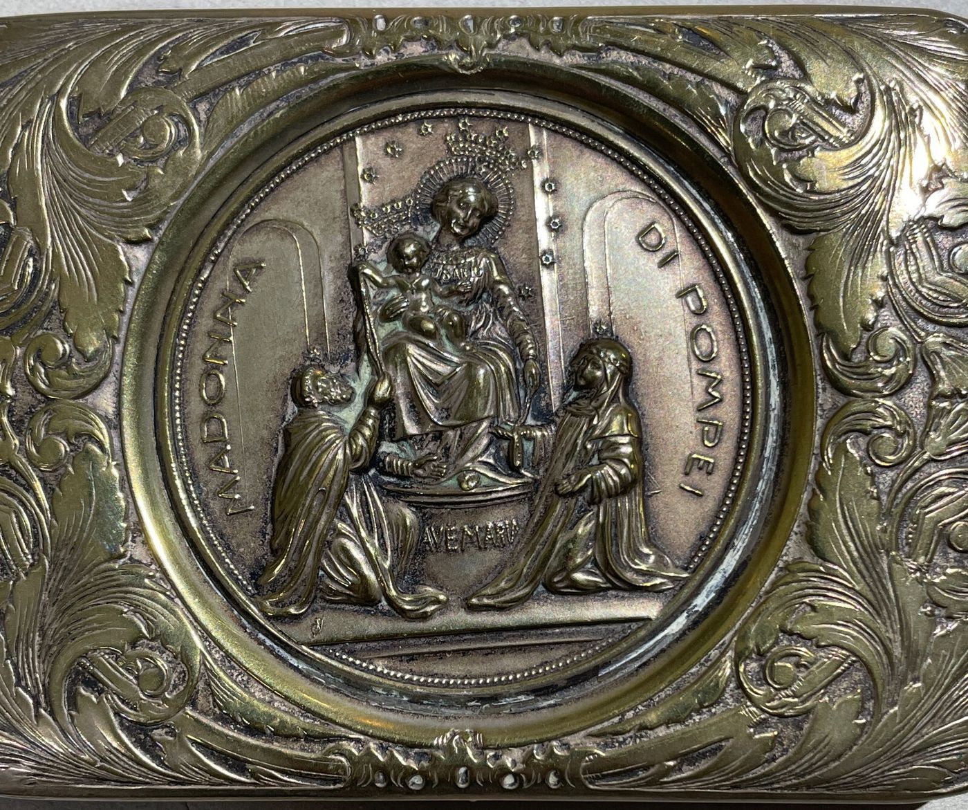 Arte Devozionale: Madonna Del Rosario Di Pompei. Antico Soprammobile Con Sbalzo Decorativo.