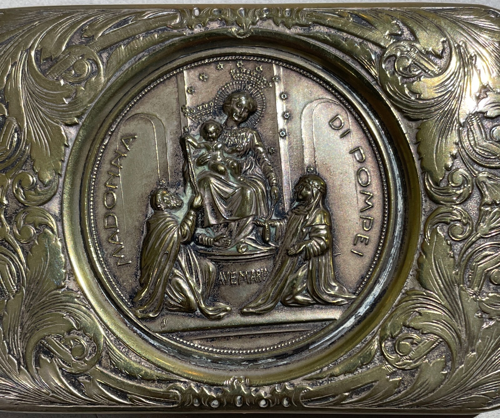 Arte Devozionale: Madonna Del Rosario Di Pompei. Antico Soprammobile Con Sbalzo Decorativo.