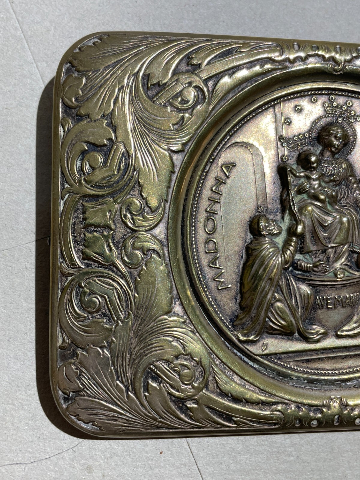 Arte Devozionale: Madonna Del Rosario Di Pompei. Antico Soprammobile Con Sbalzo Decorativo.
