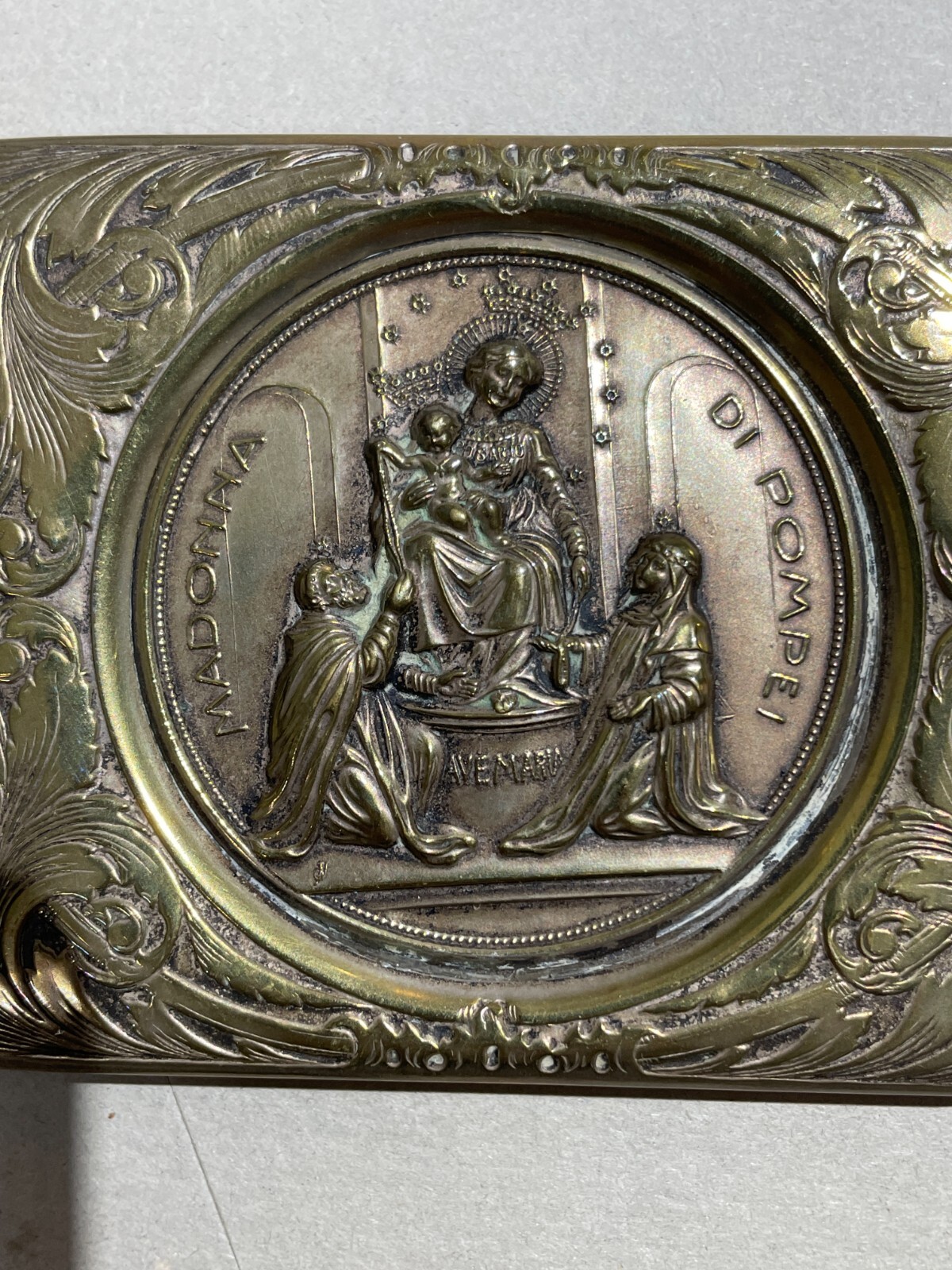 Arte Devozionale: Madonna Del Rosario Di Pompei. Antico Soprammobile Con Sbalzo Decorativo.