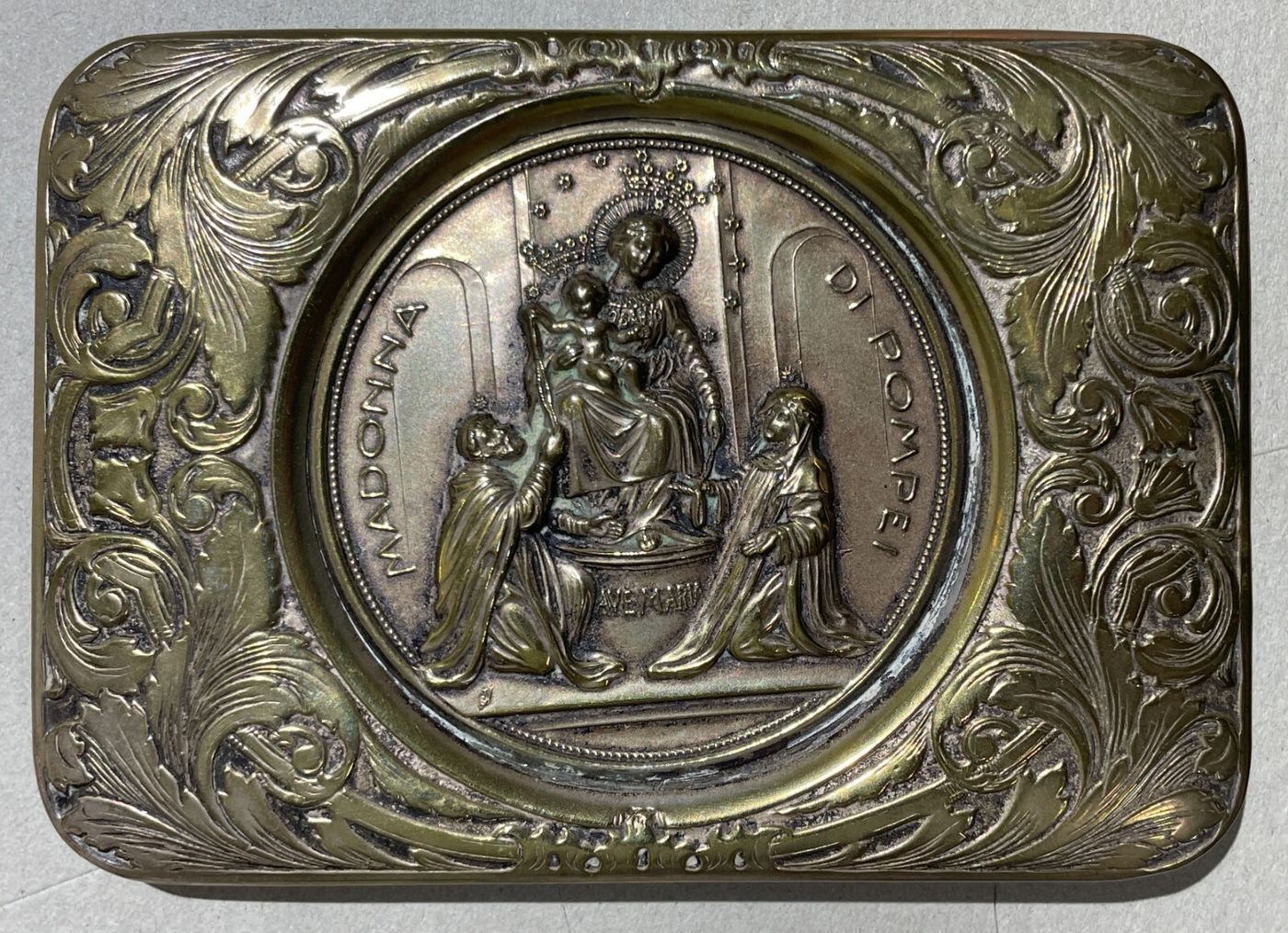 Arte Devozionale: Madonna Del Rosario Di Pompei. Antico Soprammobile Con Sbalzo Decorativo.
