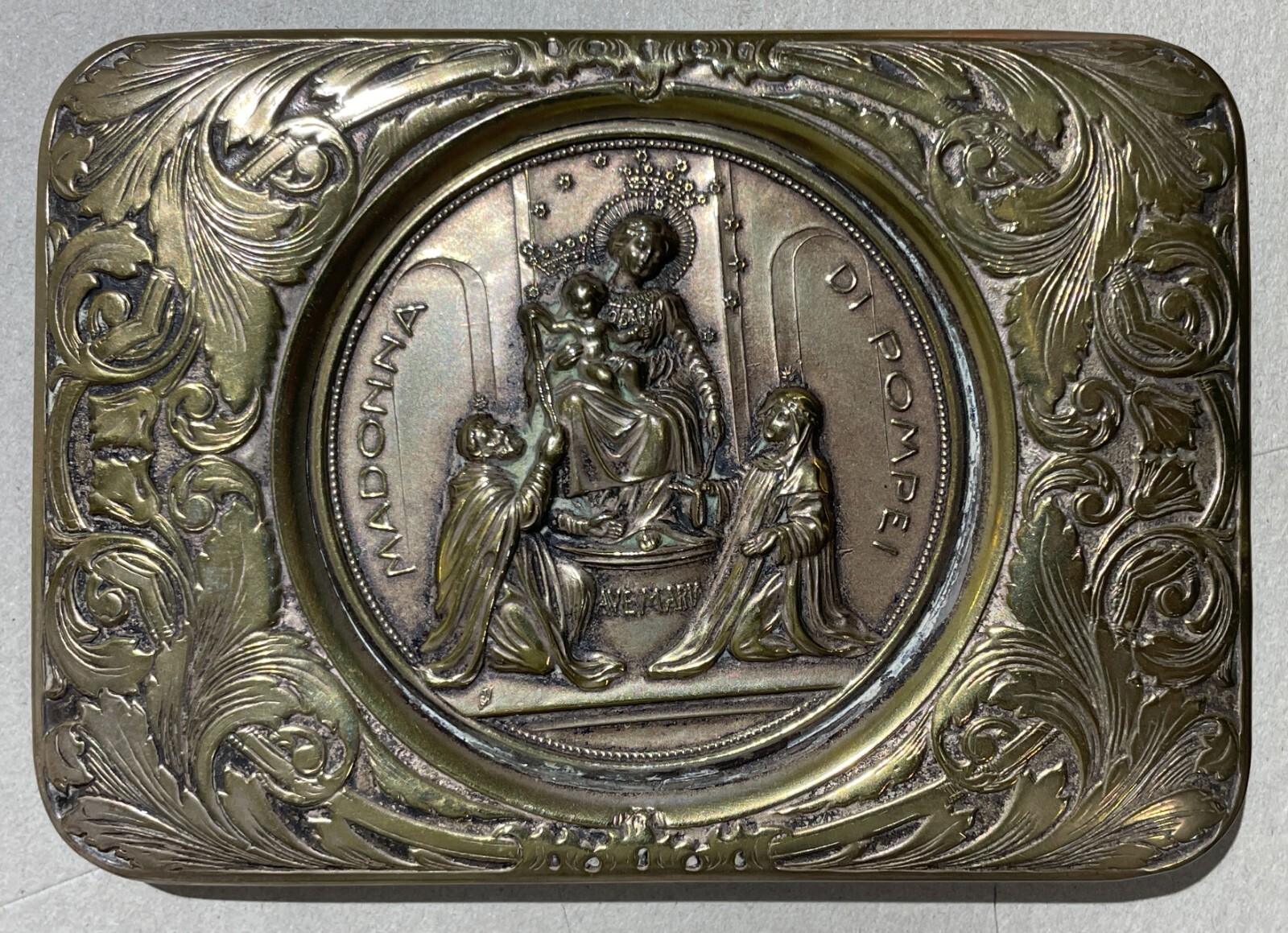 Arte Devozionale: Madonna Del Rosario Di Pompei. Antico Soprammobile Con Sbalzo Decorativo.
