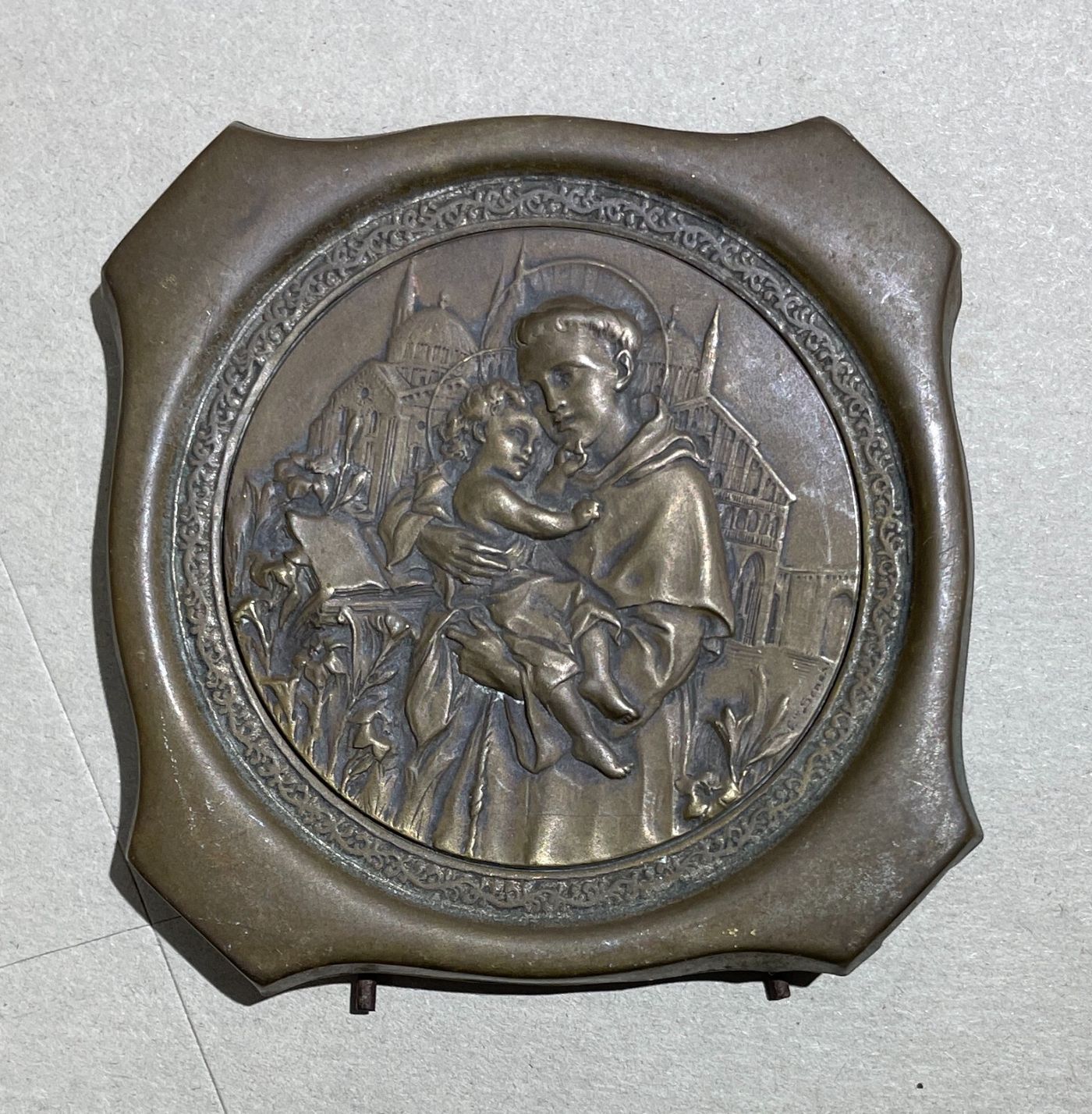 Arte Devozionale: Antico Soprammobile Con Sbalzo Decorativo Di Sant'Antonio Da Padova