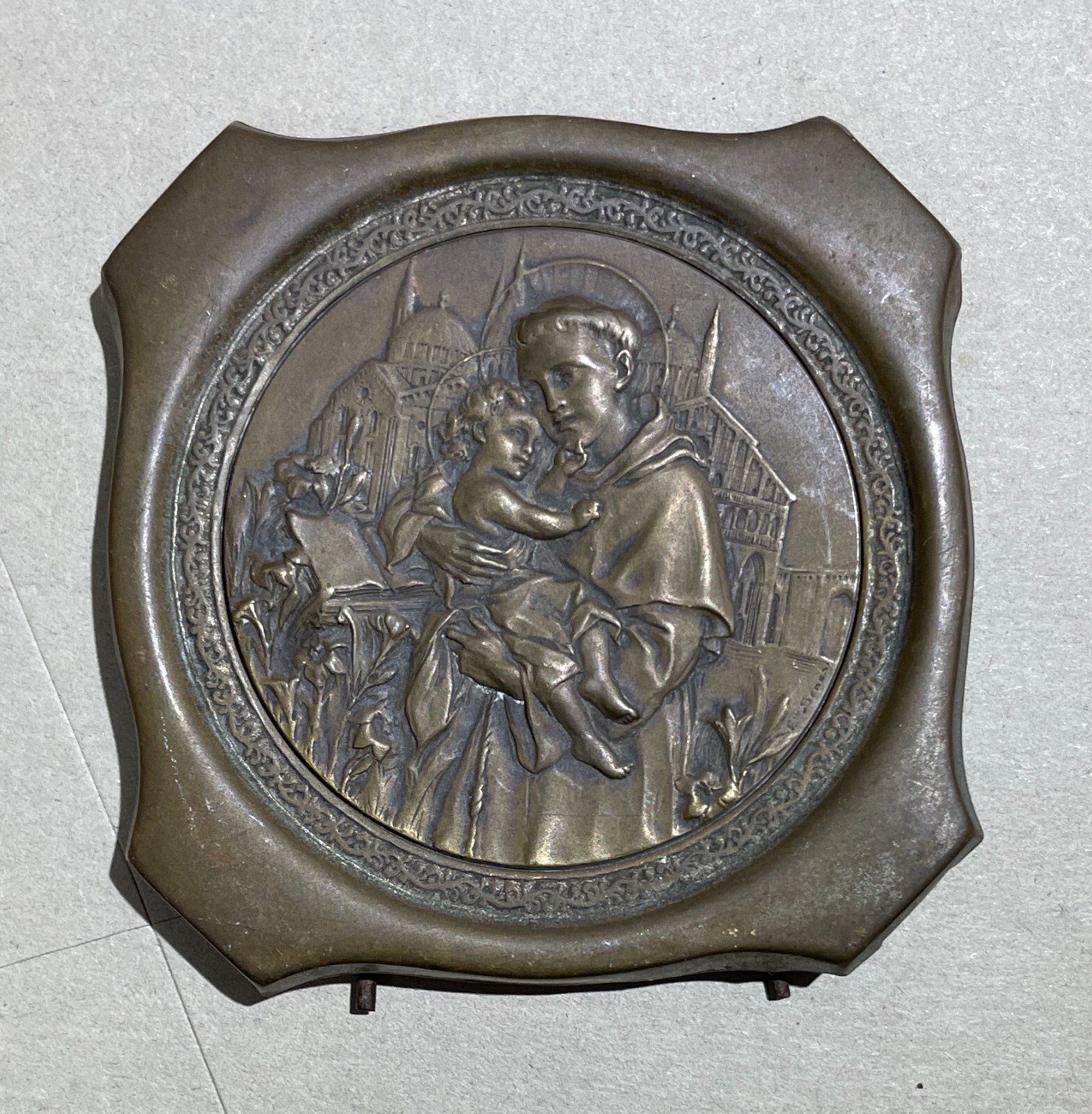 Arte Devozionale: Antico Soprammobile Con Sbalzo Decorativo Di Sant'Antonio Da Padova
