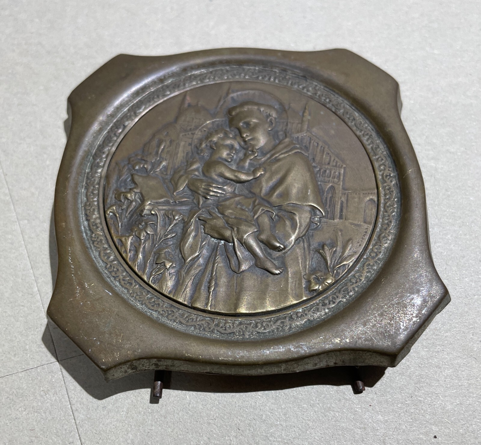Arte Devozionale: Antico Soprammobile Con Sbalzo Decorativo Di Sant'Antonio Da Padova