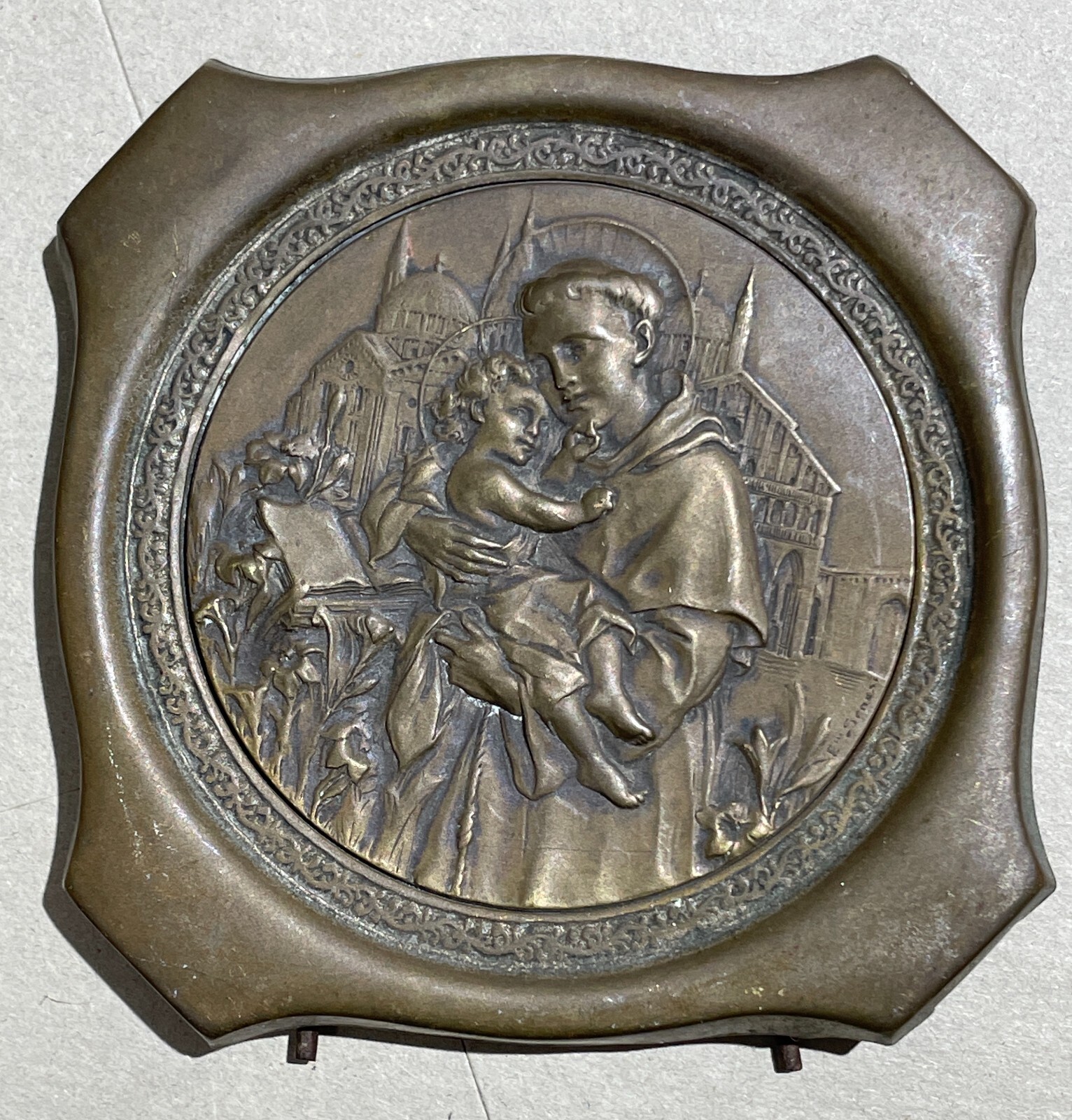 Arte Devozionale: Antico Soprammobile Con Sbalzo Decorativo Di Sant'Antonio Da Padova