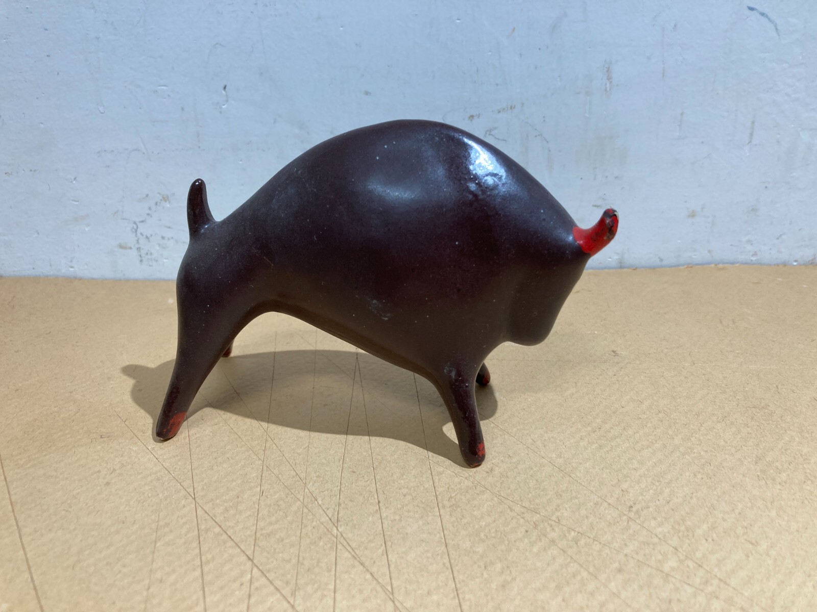 Stilizzata Figura Taurina In Ceramica Decorativa