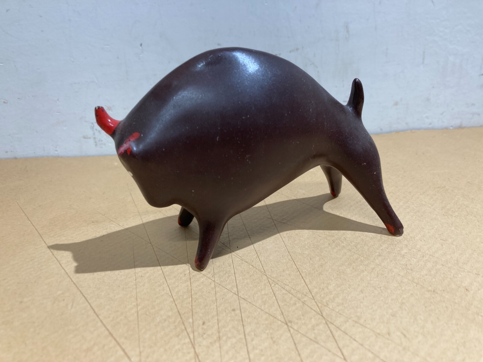 Stilizzata Figura Taurina In Ceramica Decorativa