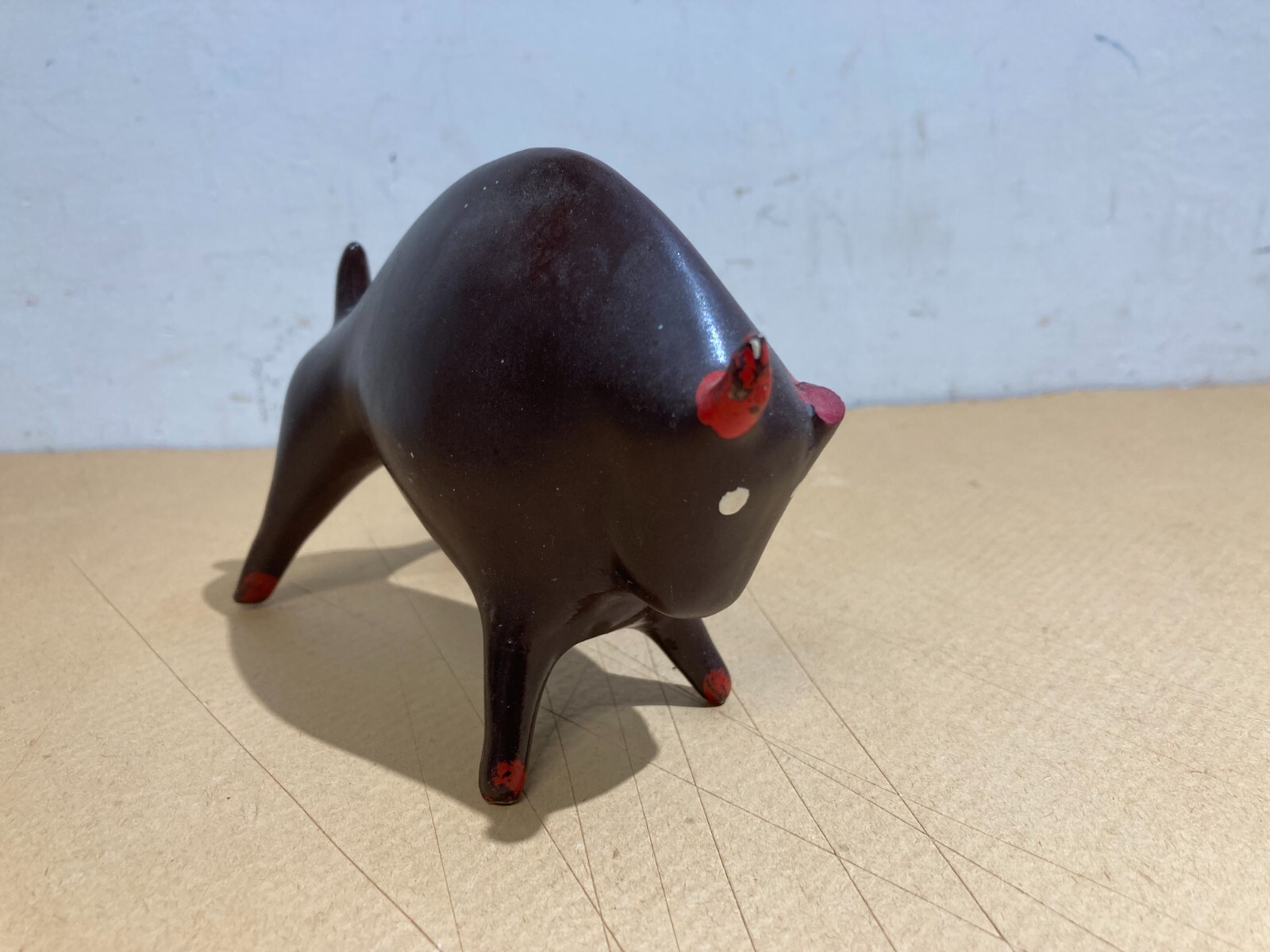 Stilizzata Figura Taurina In Ceramica Decorativa