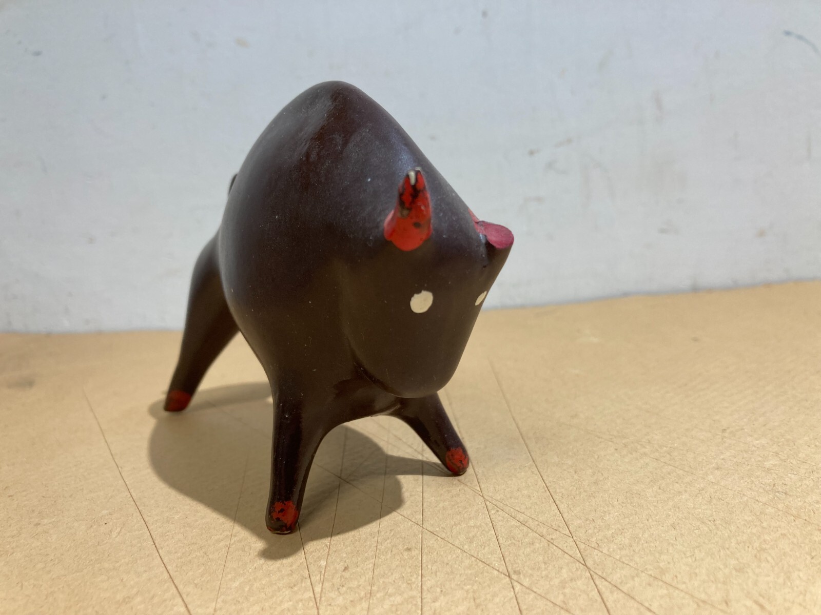 Stilizzata Figura Taurina In Ceramica Decorativa