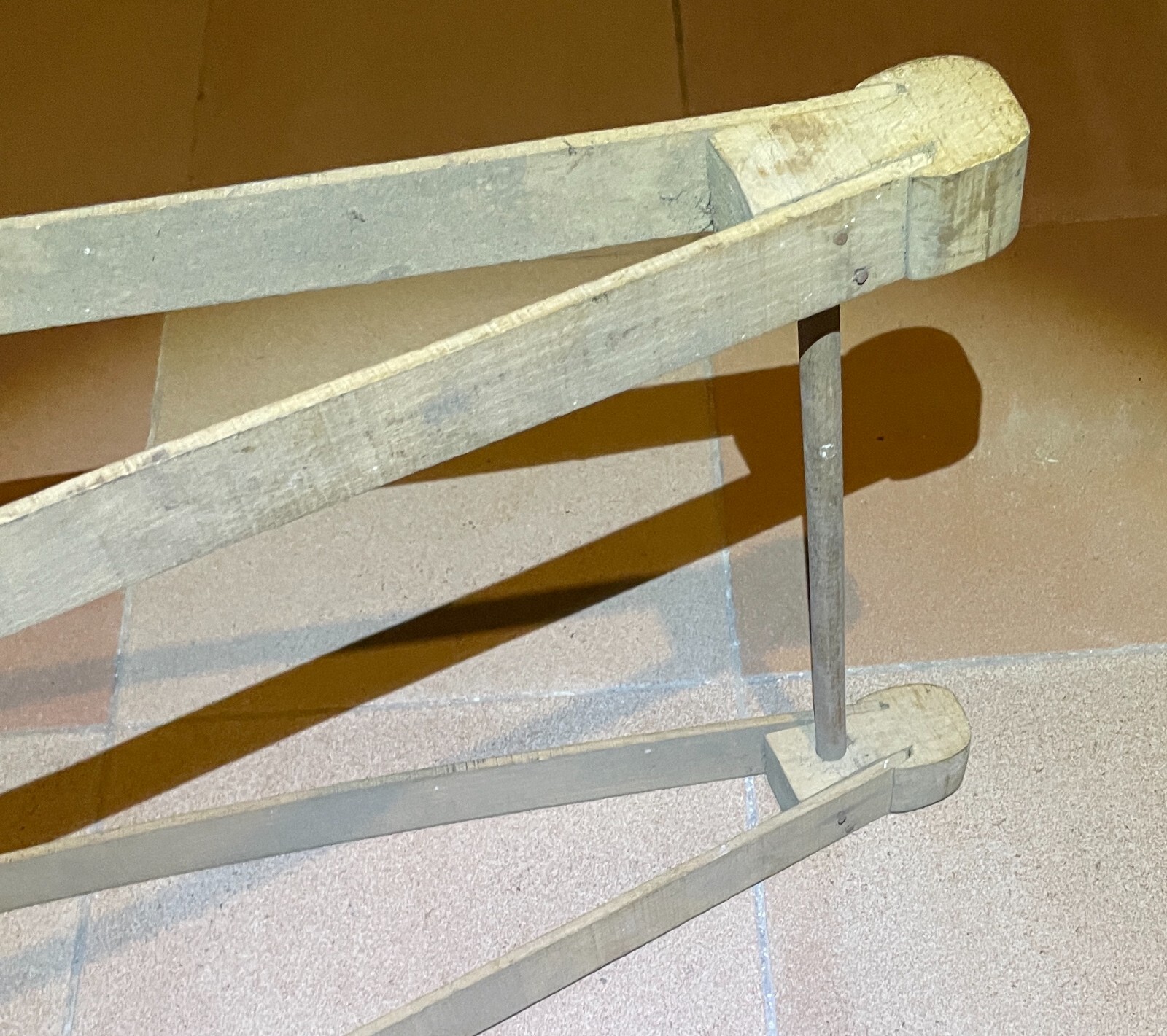 Artigianato Popolare: Antico Scaldaletto "monaco" In Legno Curvato