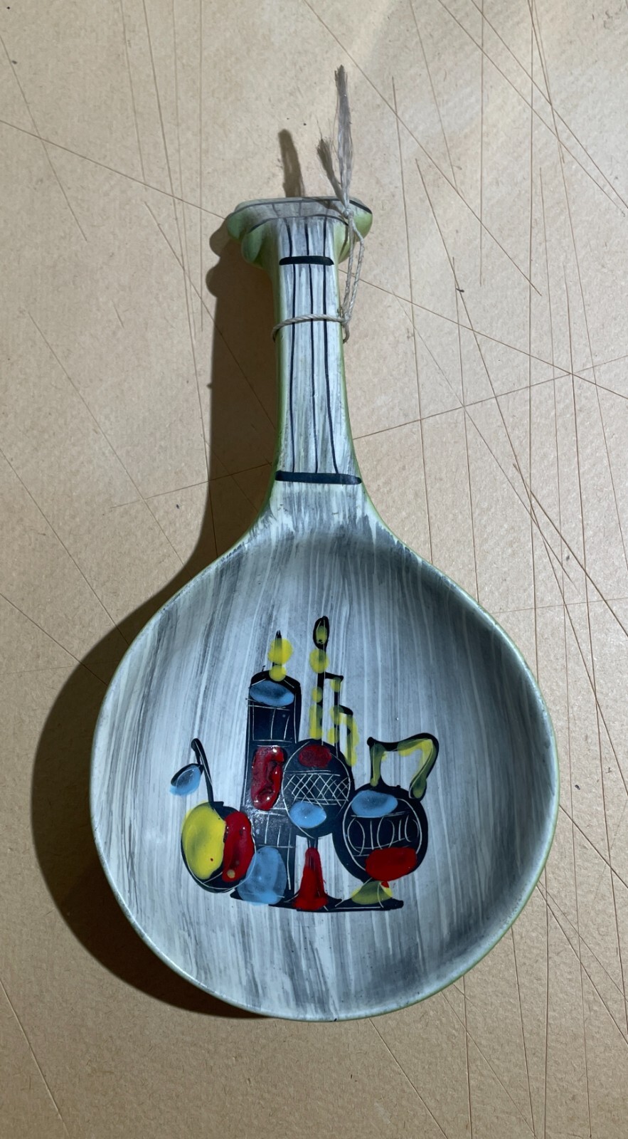 Ceramica Artistica A Forma Di Chitarra Con Natura Morta