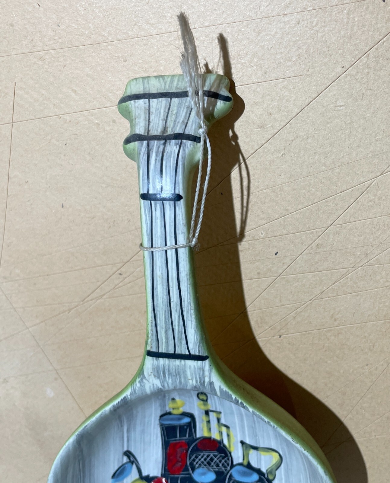 Ceramica Artistica A Forma Di Chitarra Con Natura Morta