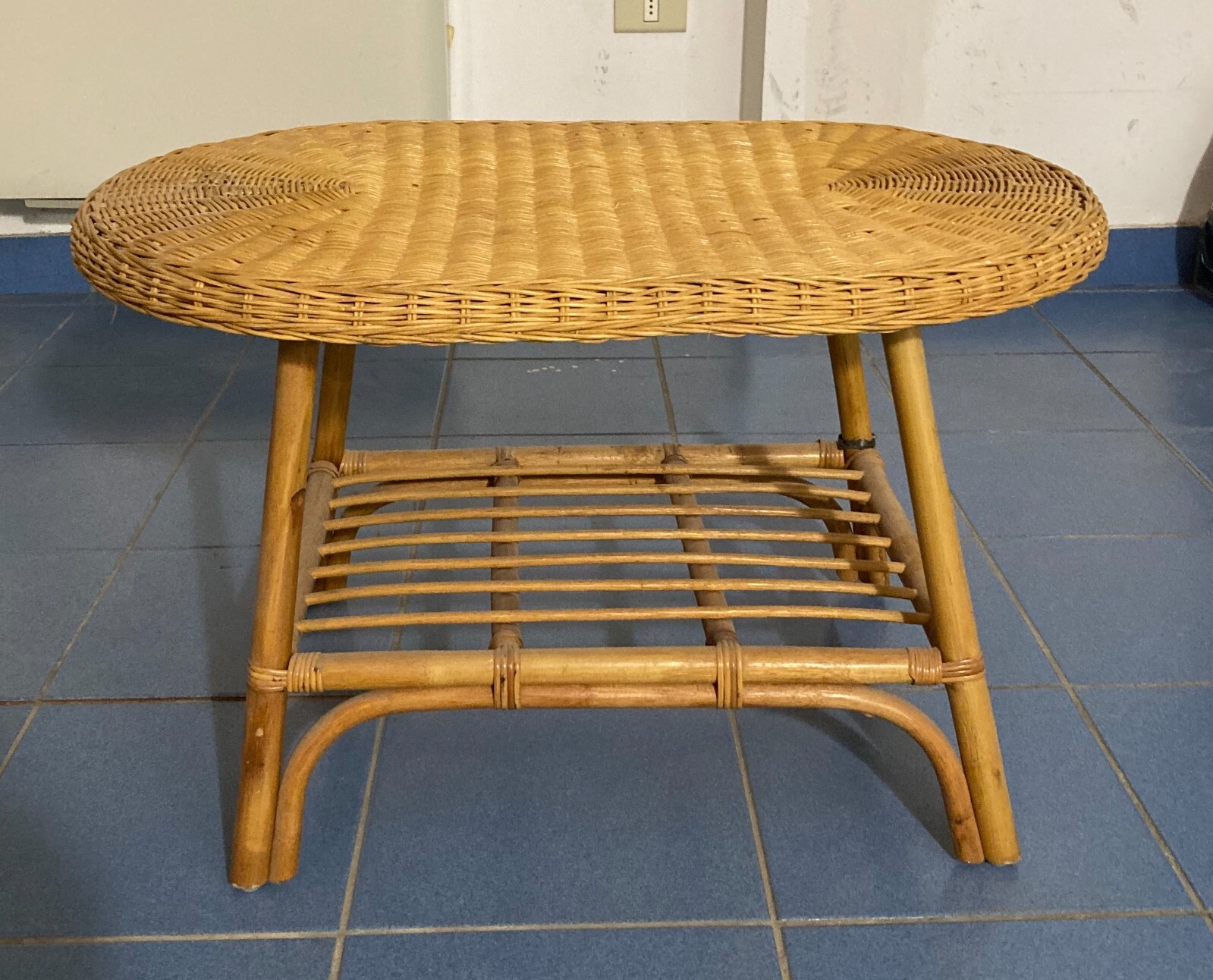 Grazioso Tavolino Ovale In Stile Bambù. Complemento d'Arredo Di Modernariato.