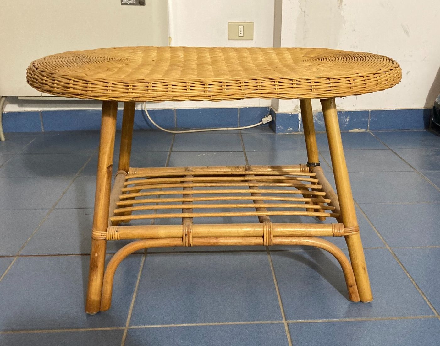 Grazioso Tavolino Ovale In Stile Bambù. Complemento d'Arredo Di Modernariato.