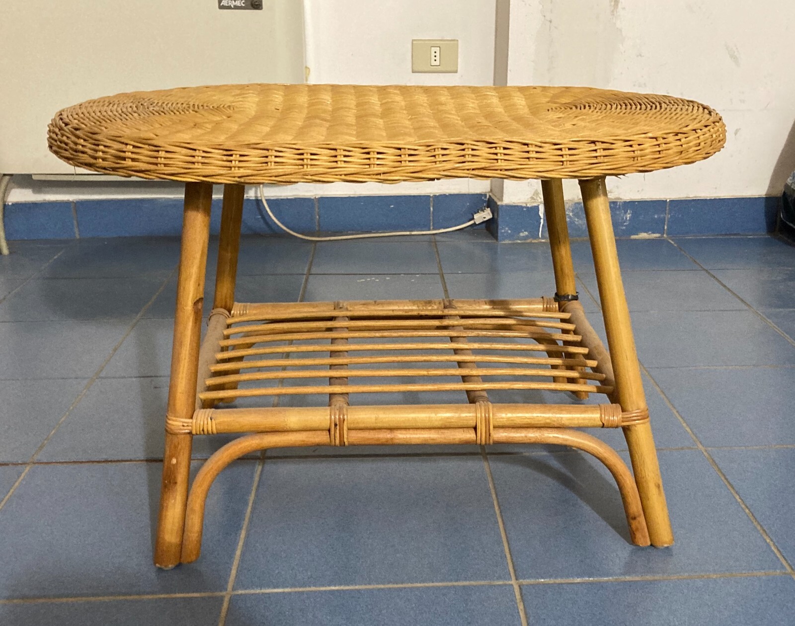 Grazioso Tavolino Ovale In Stile Bambù. Complemento d'Arredo Di Modernariato.