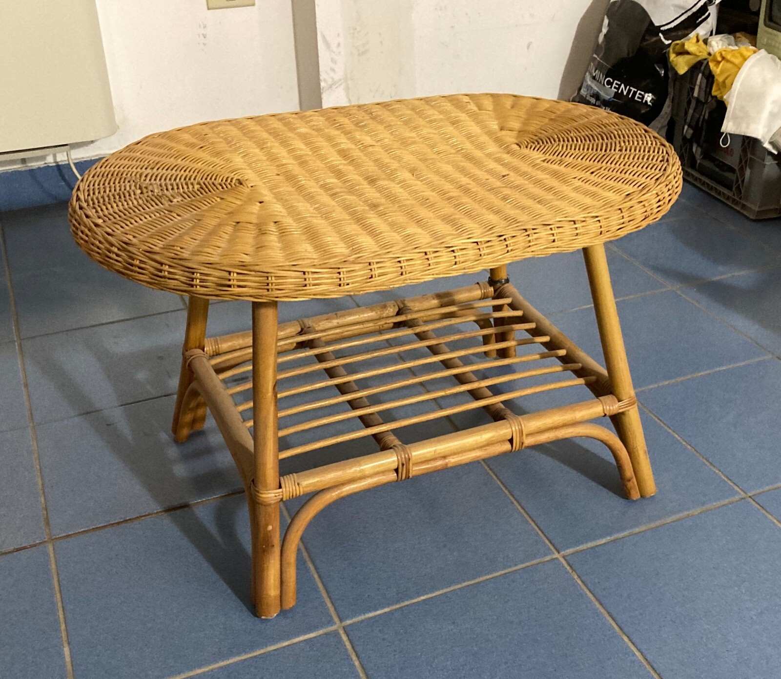 Grazioso Tavolino Ovale In Stile Bambù. Complemento d'Arredo Di Modernariato.