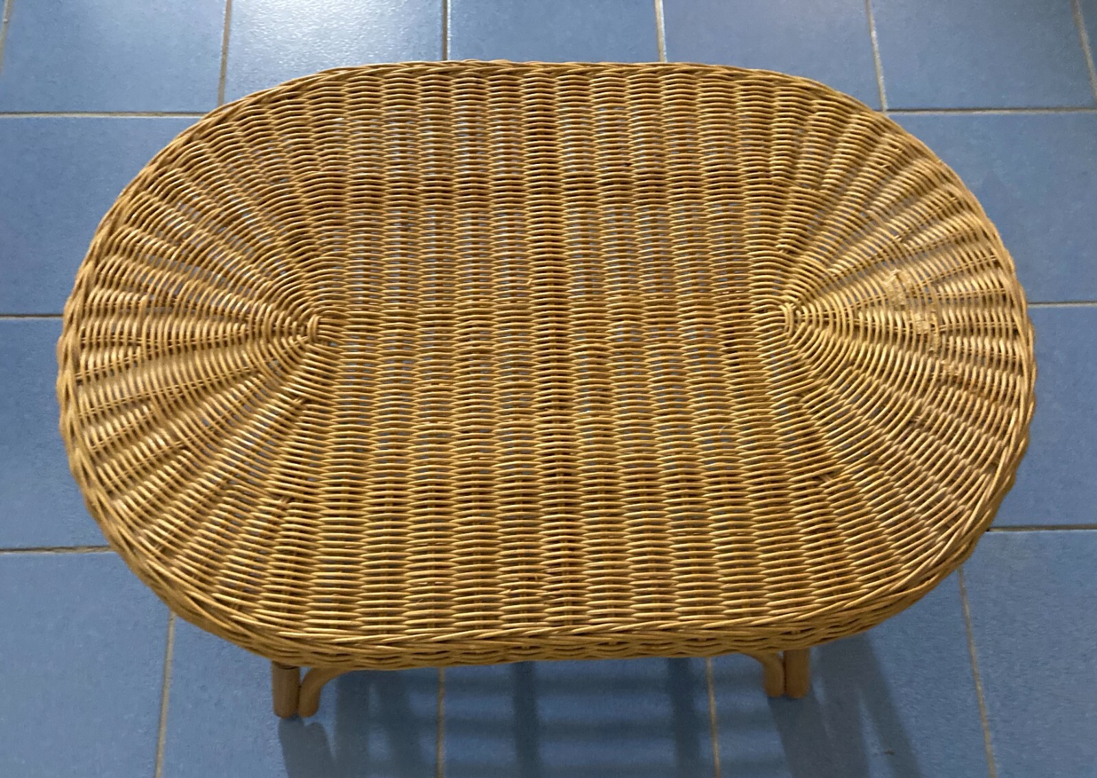 Grazioso Tavolino Ovale In Stile Bambù. Complemento d'Arredo Di Modernariato.