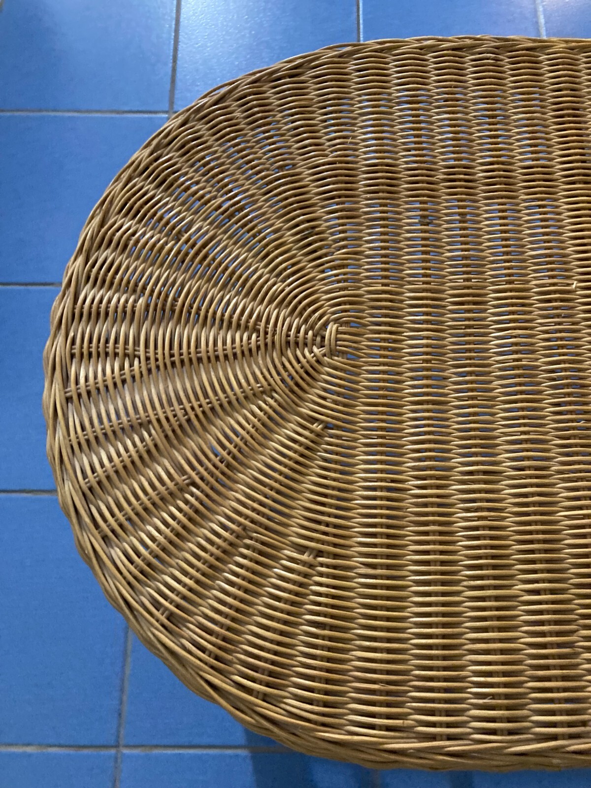 Grazioso Tavolino Ovale In Stile Bambù. Complemento d'Arredo Di Modernariato.
