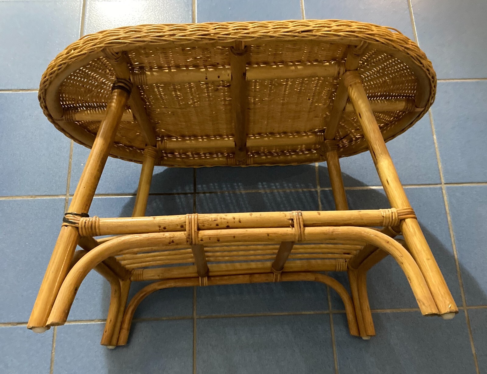Grazioso Tavolino Ovale In Stile Bambù. Complemento d'Arredo Di Modernariato.