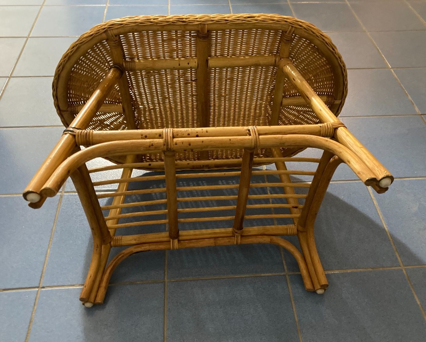 Grazioso Tavolino Ovale In Stile Bambù. Complemento d'Arredo Di Modernariato.