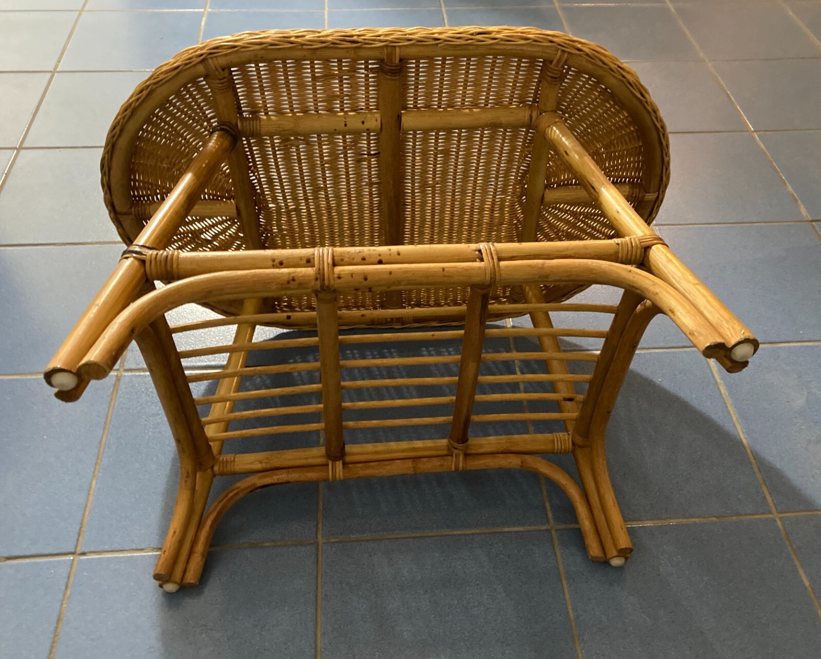 Grazioso Tavolino Ovale In Stile Bambù. Complemento d'Arredo Di Modernariato.