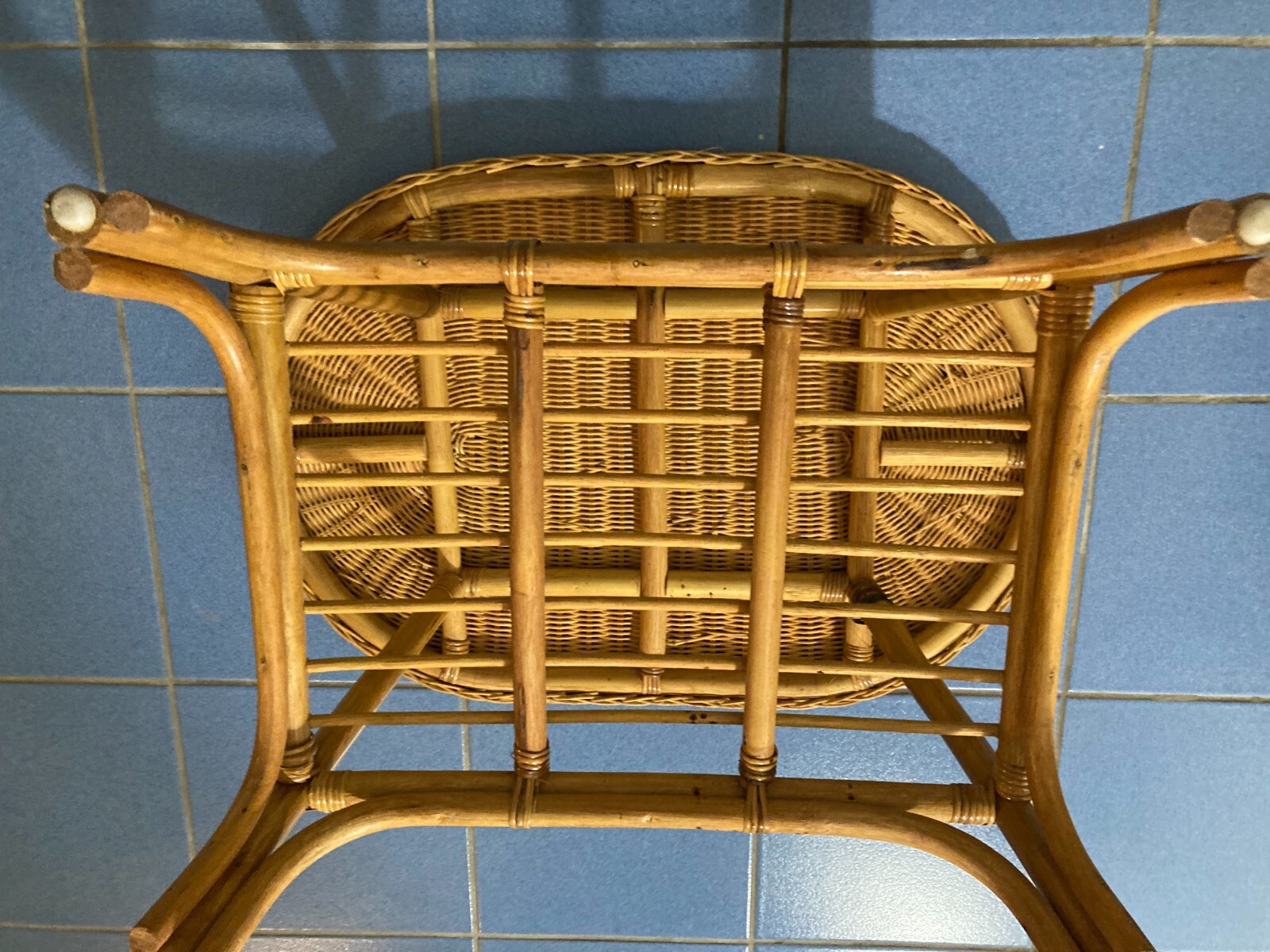 Grazioso Tavolino Ovale In Stile Bambù. Complemento d'Arredo Di Modernariato.