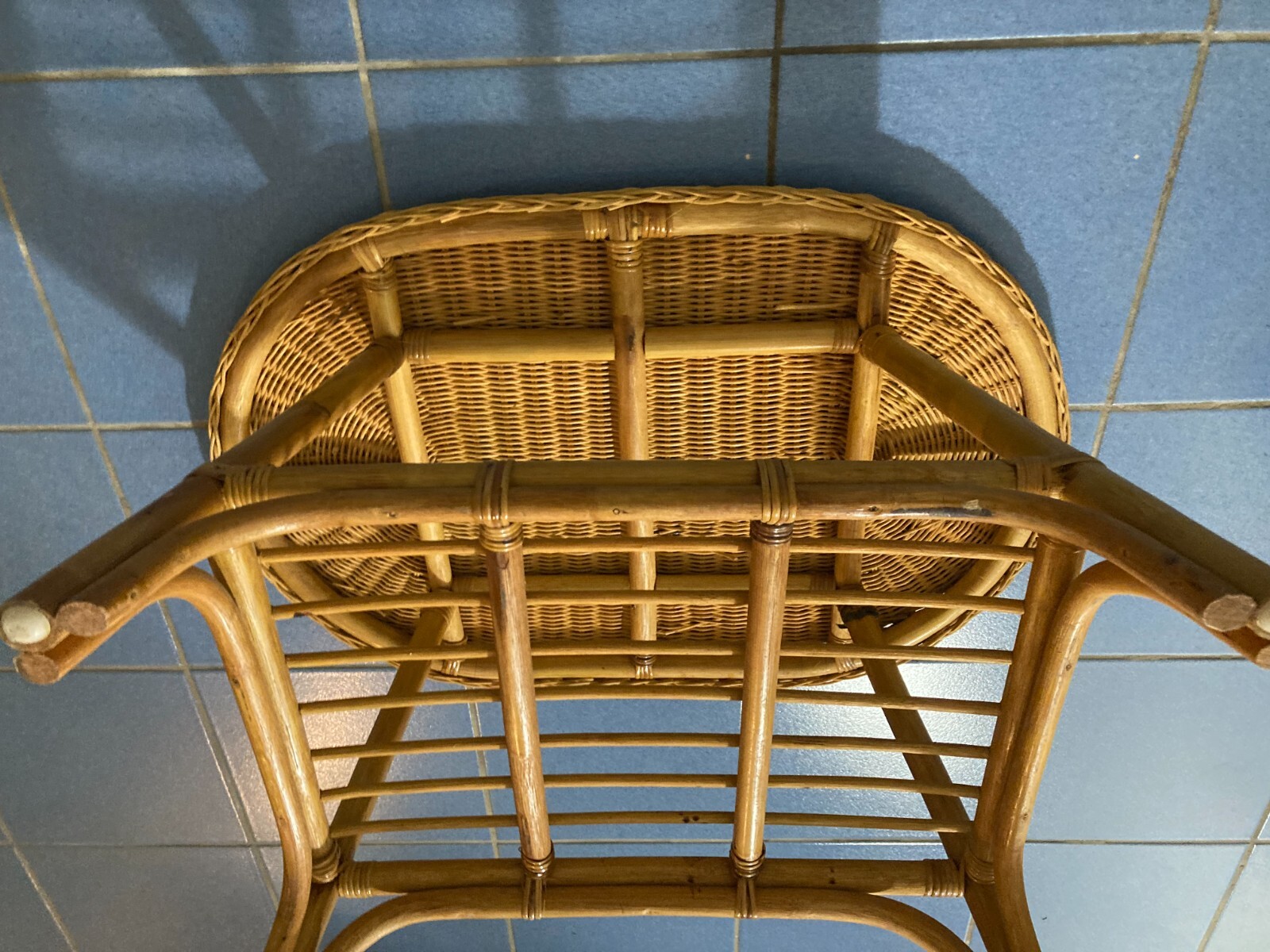 Grazioso Tavolino Ovale In Stile Bambù. Complemento d'Arredo Di Modernariato.