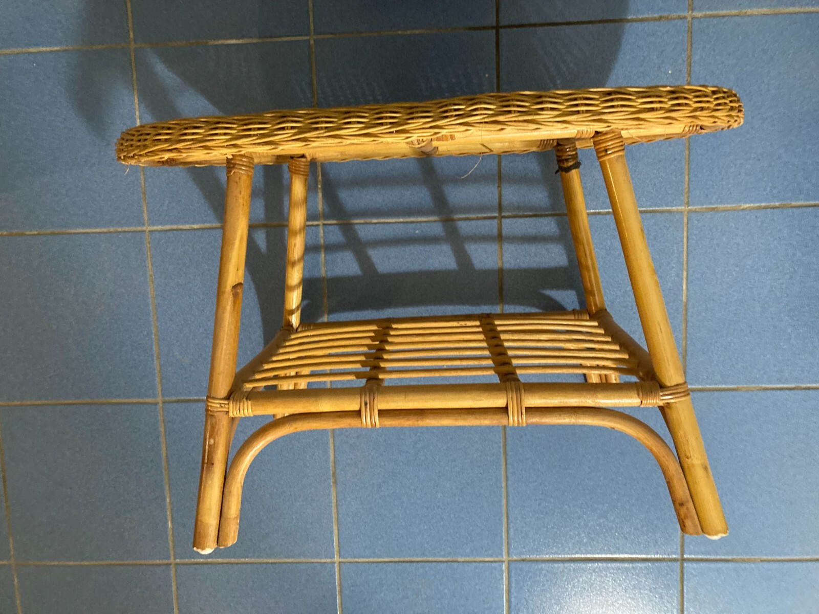 Grazioso Tavolino Ovale In Stile Bambù. Complemento d'Arredo Di Modernariato.