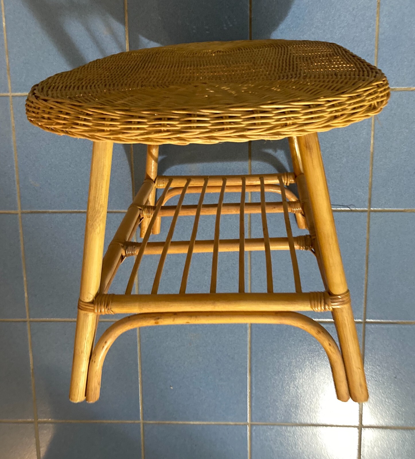 Grazioso Tavolino Ovale In Stile Bambù. Complemento d'Arredo Di Modernariato.
