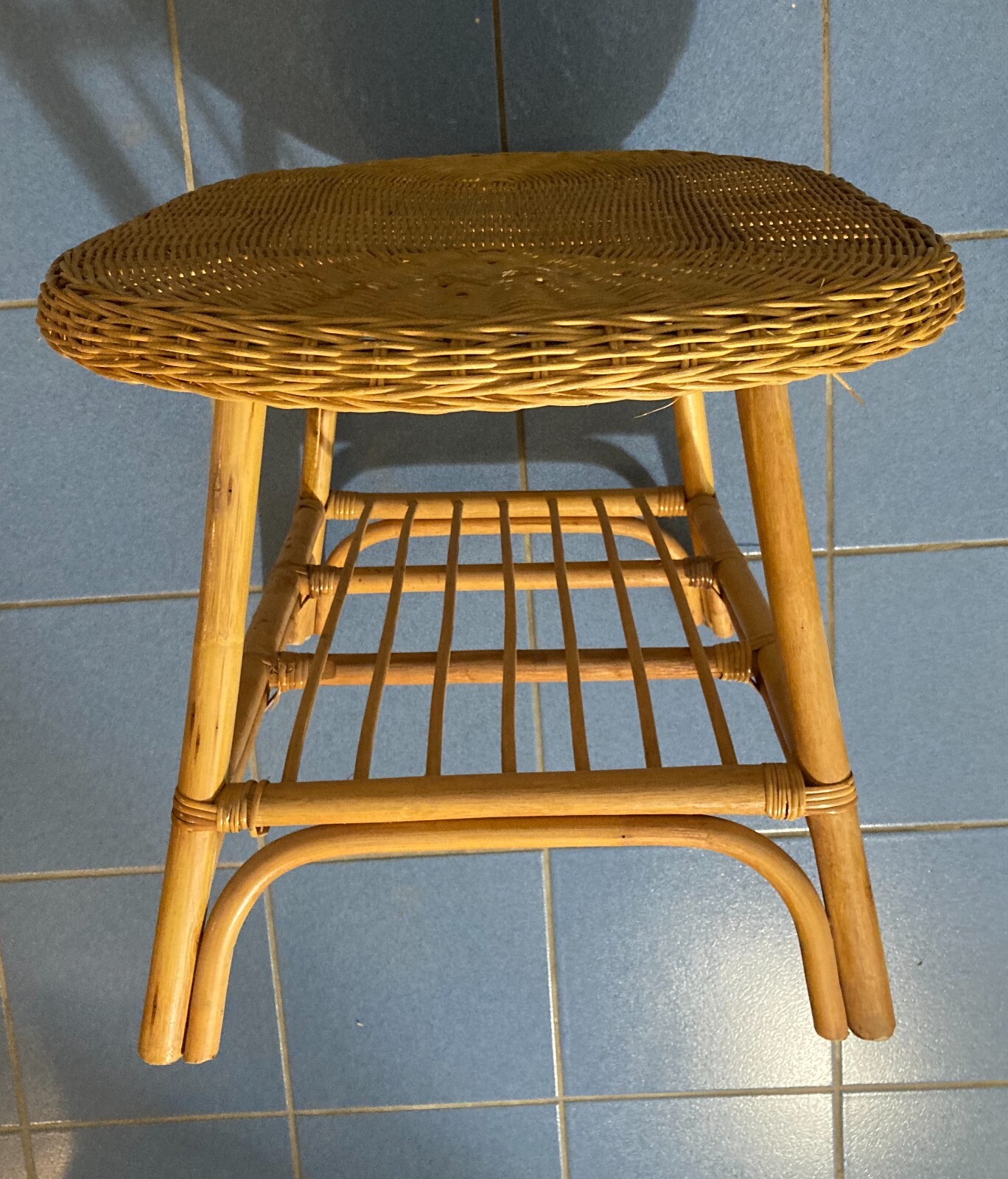 Grazioso Tavolino Ovale In Stile Bambù. Complemento d'Arredo Di Modernariato.