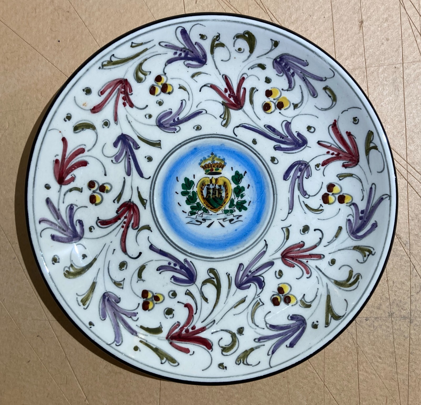 Piatto Figurato Con Stemma Di San Marino, Manifattura Marmaca