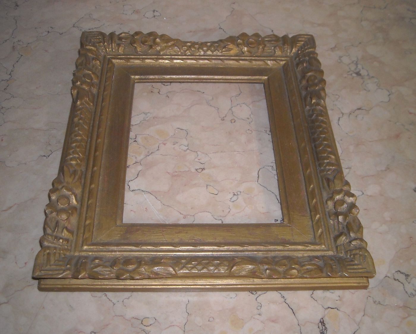 Cornice d'Epoca Decorativa Con Rilievi Floreali E Finitura Brunita