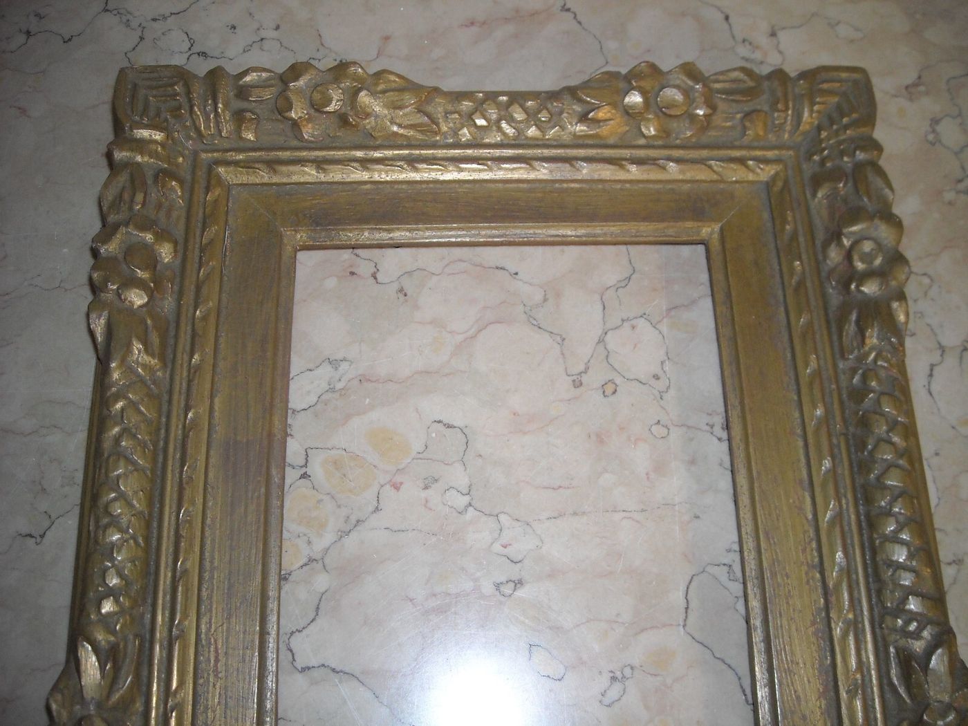 Cornice d'Epoca Decorativa Con Rilievi Floreali E Finitura Brunita