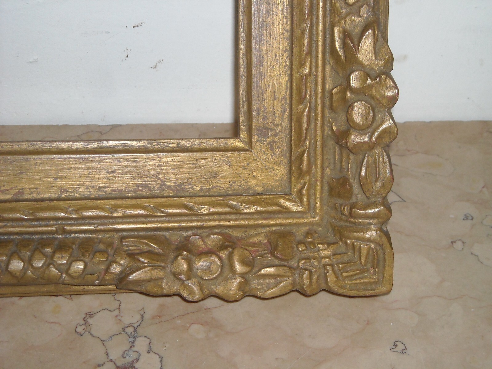 Cornice d'Epoca Decorativa Con Rilievi Floreali E Finitura Brunita