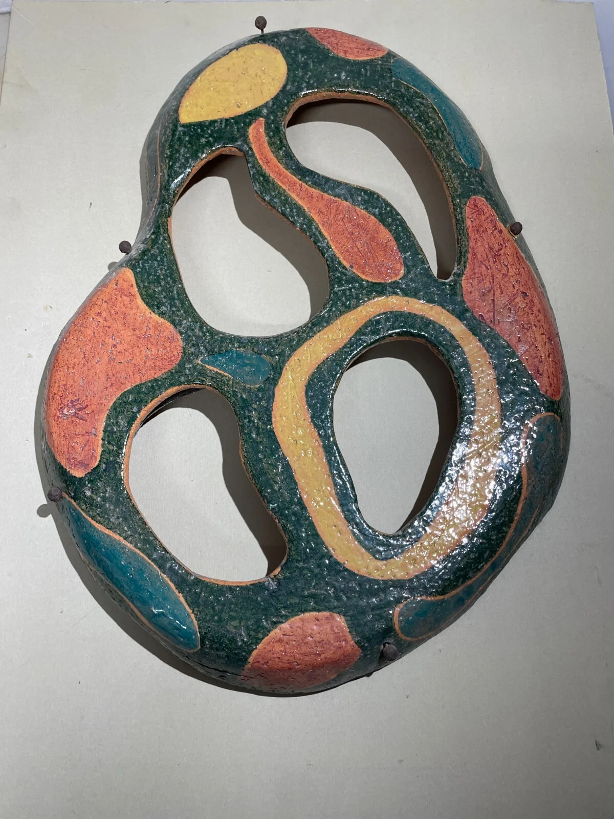 Arte della Ceramica: Pannello Decorativo in Scultura Informale