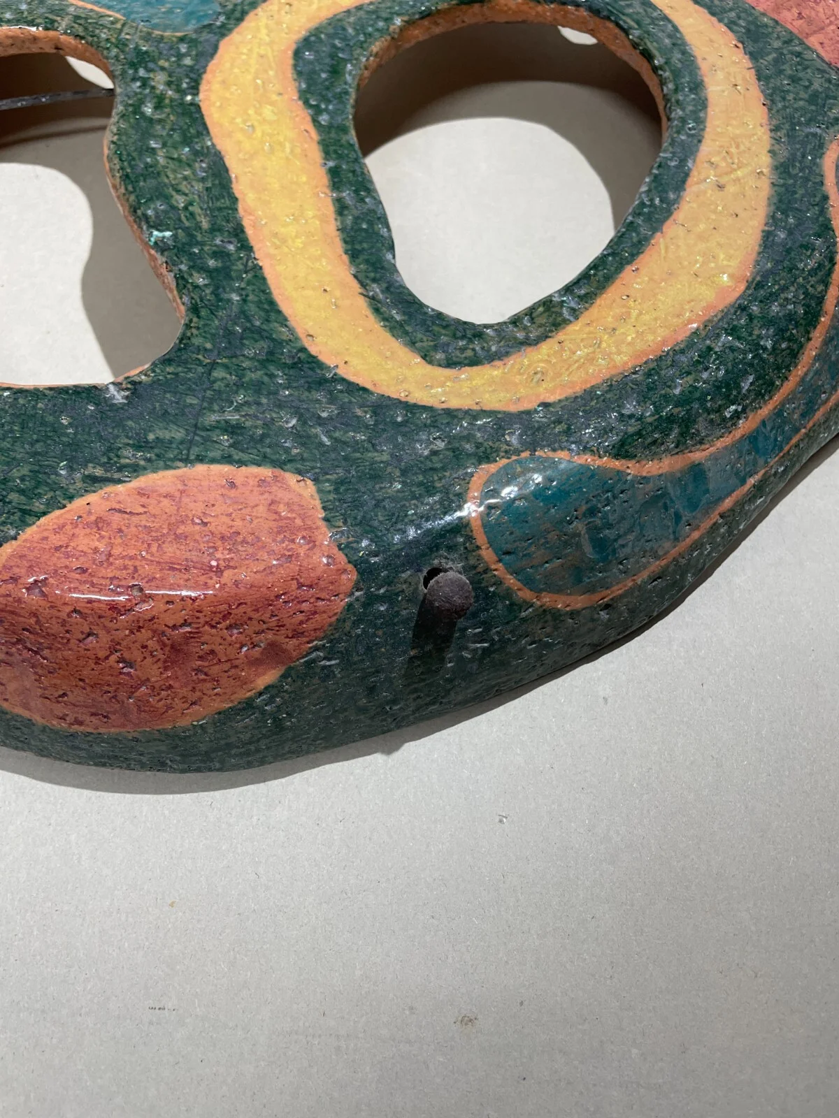 Arte della Ceramica: Pannello Decorativo in Scultura Informale