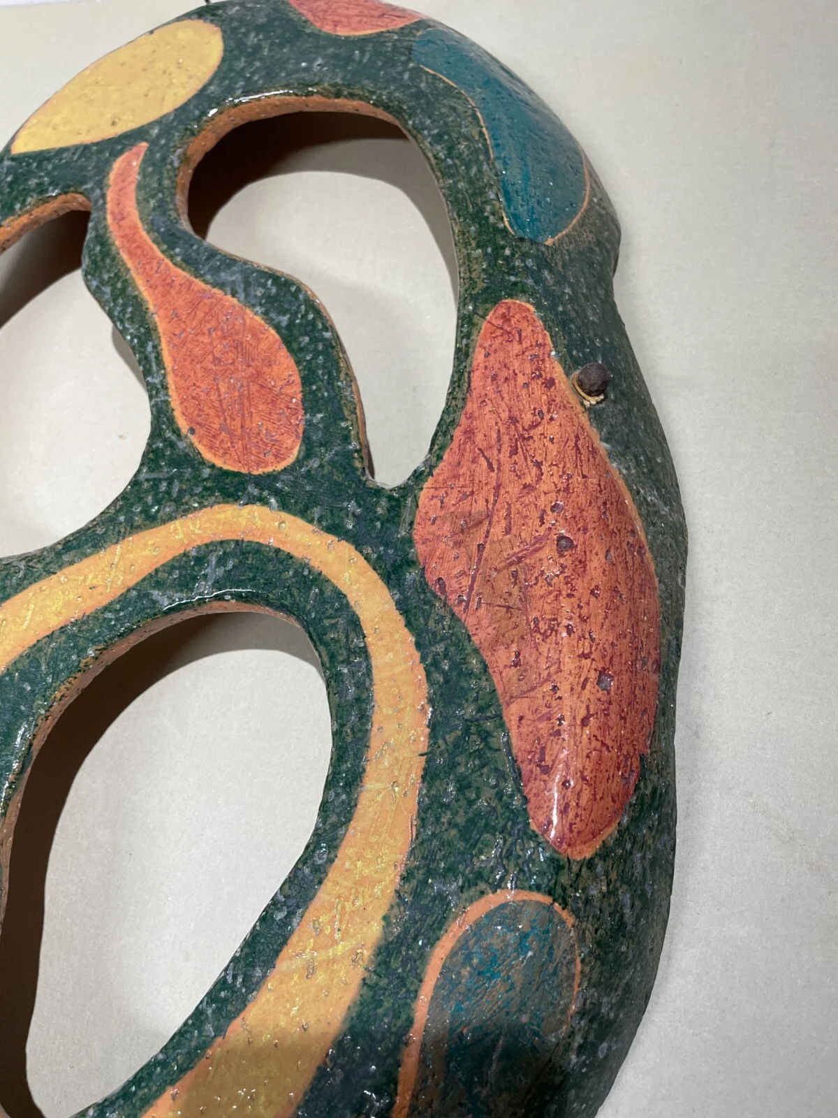 Arte della Ceramica: Pannello Decorativo in Scultura Informale