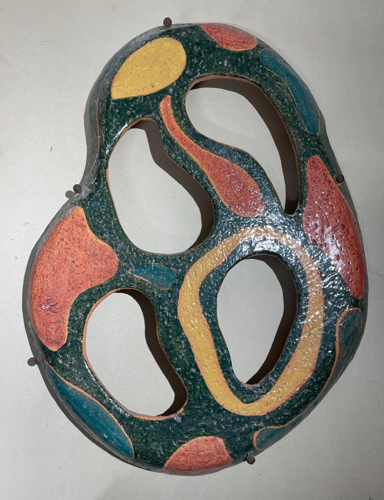 Arte della Ceramica: Pannello Decorativo in Scultura Informale